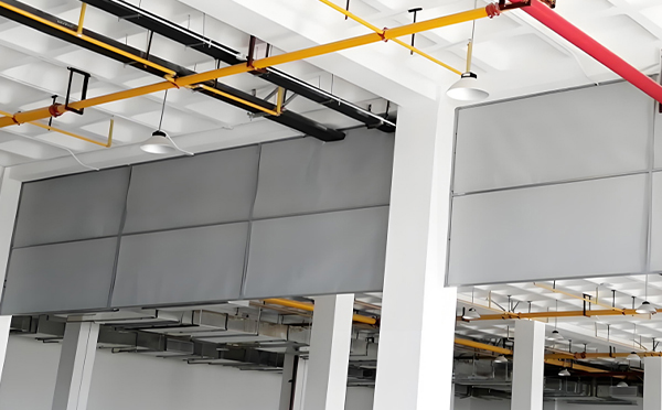 商场防烟分区常闭节点：高台挡烟垂壁高度与控制器接线图解