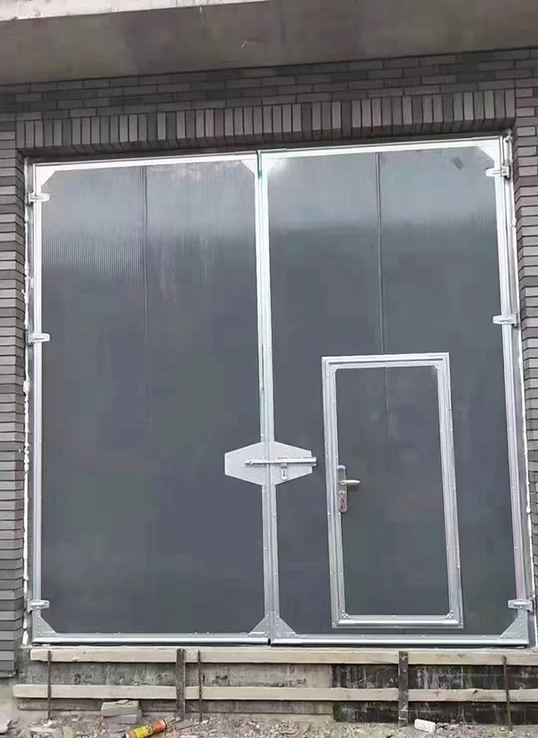 高台工业平开门在大型设备制造车间的应用实例