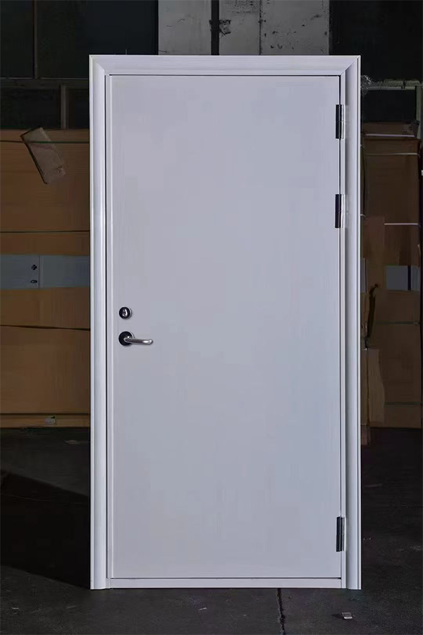 社区活动中心加装高台防火门保障居民安全